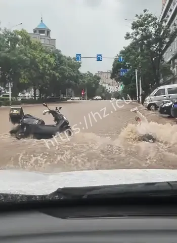 暴雨女骑手倒地呼救